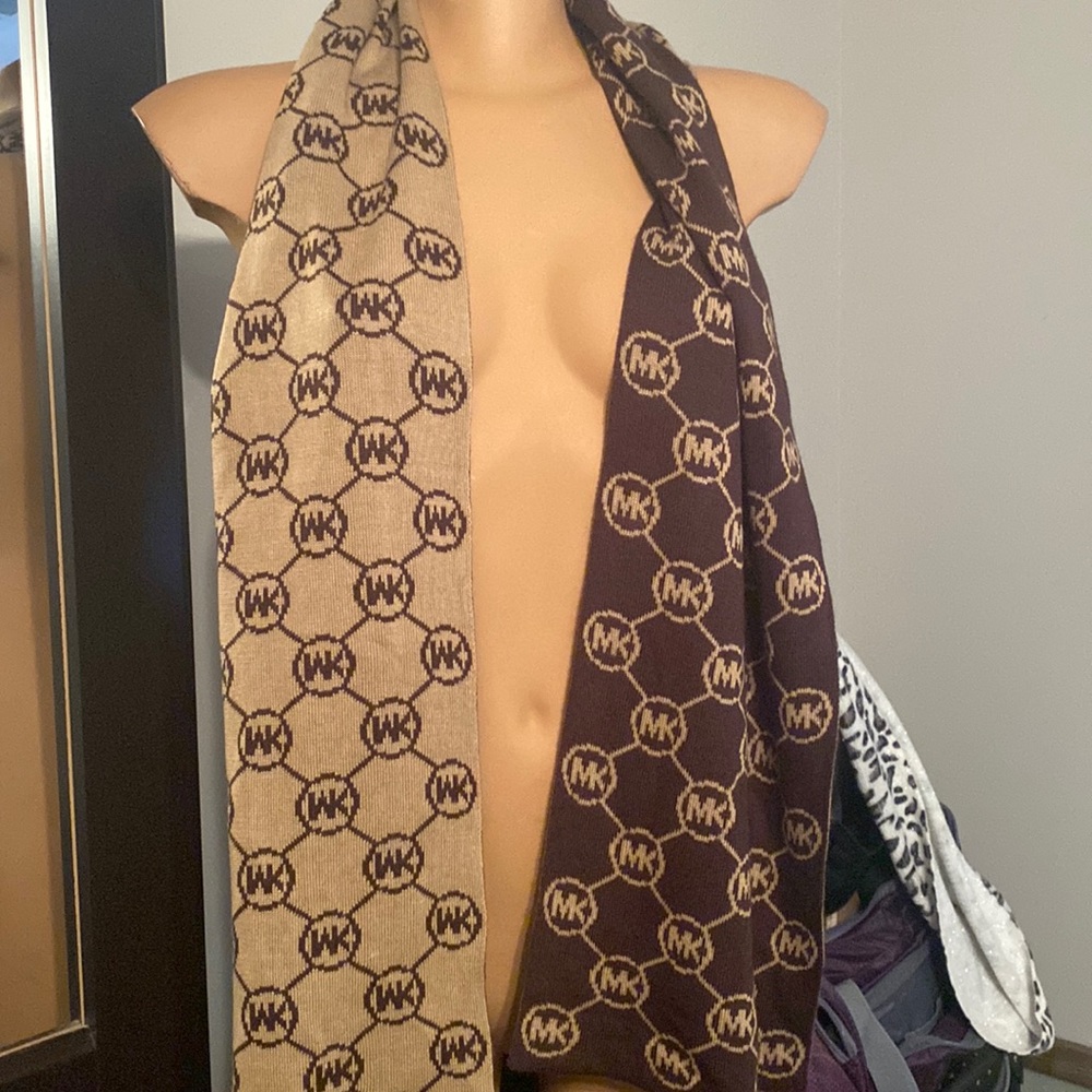Michael Korea Scarf